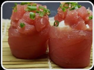 Dois joys enrolados em atum com creme e cebolinha picada no topo