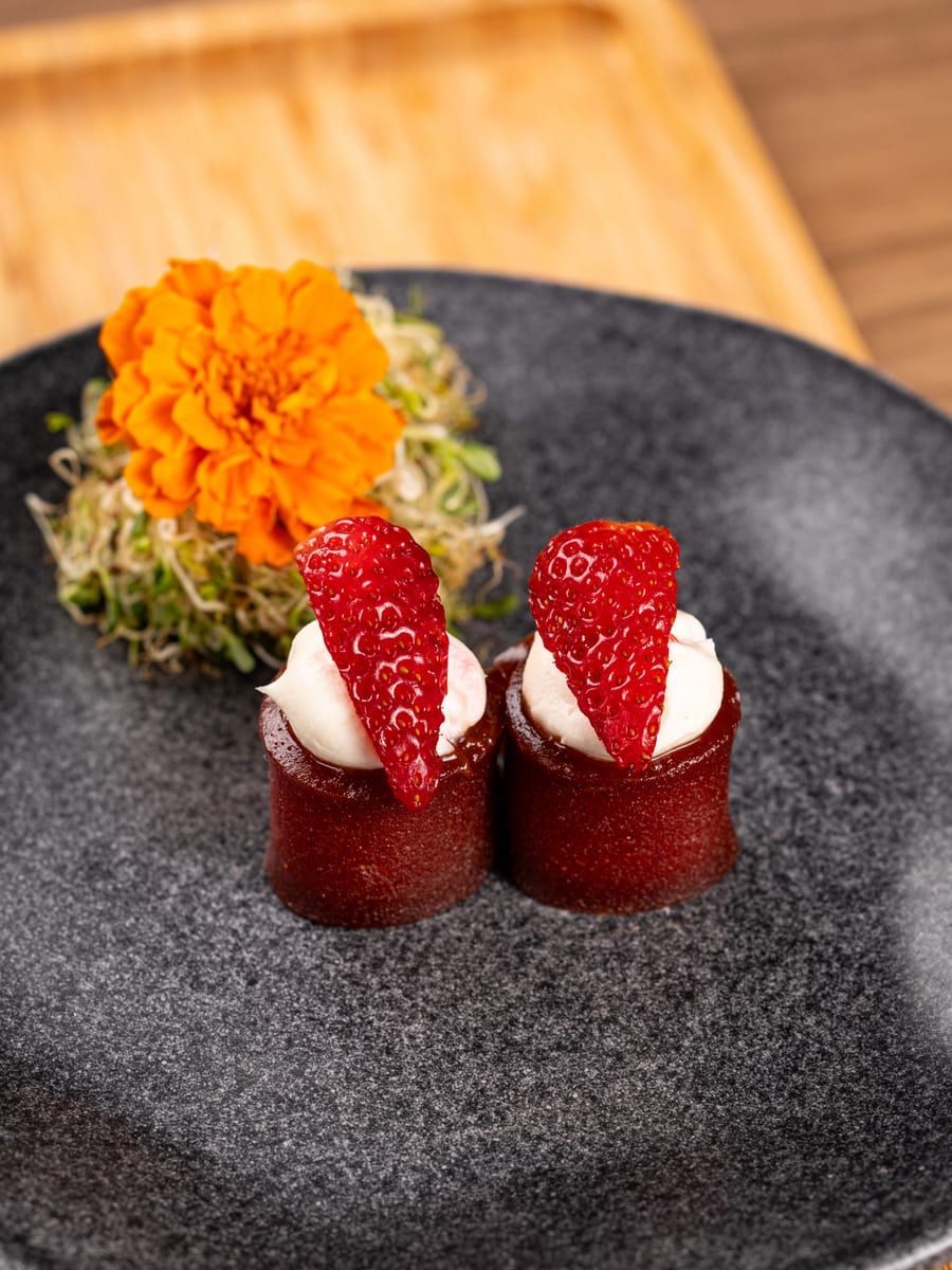 Dois joys de goiabada com creme branco e morango fresco no topo