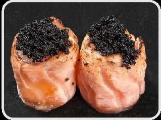 Dois joys enrolados em salmão maçaricado, cobertos de ovas pretas, sobre fundo escuro
