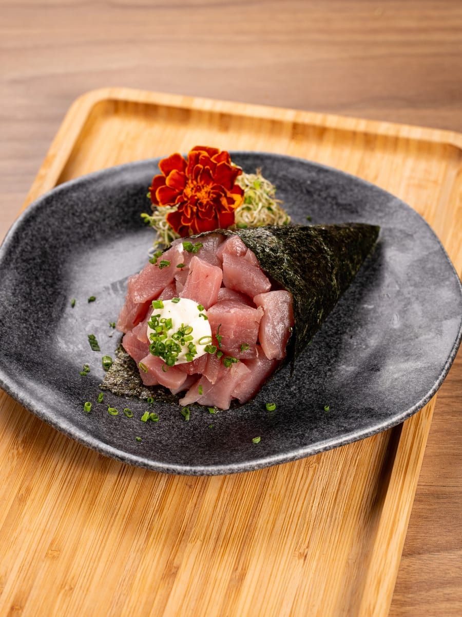 Temaki em cone de alga recheado de atum picado e cream cheese