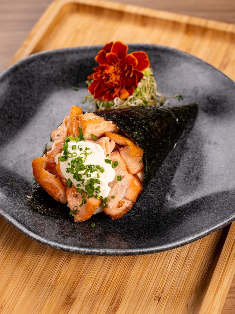 Temaki em cone de alga aberto, recheado de salmão grelhado e cream cheese
