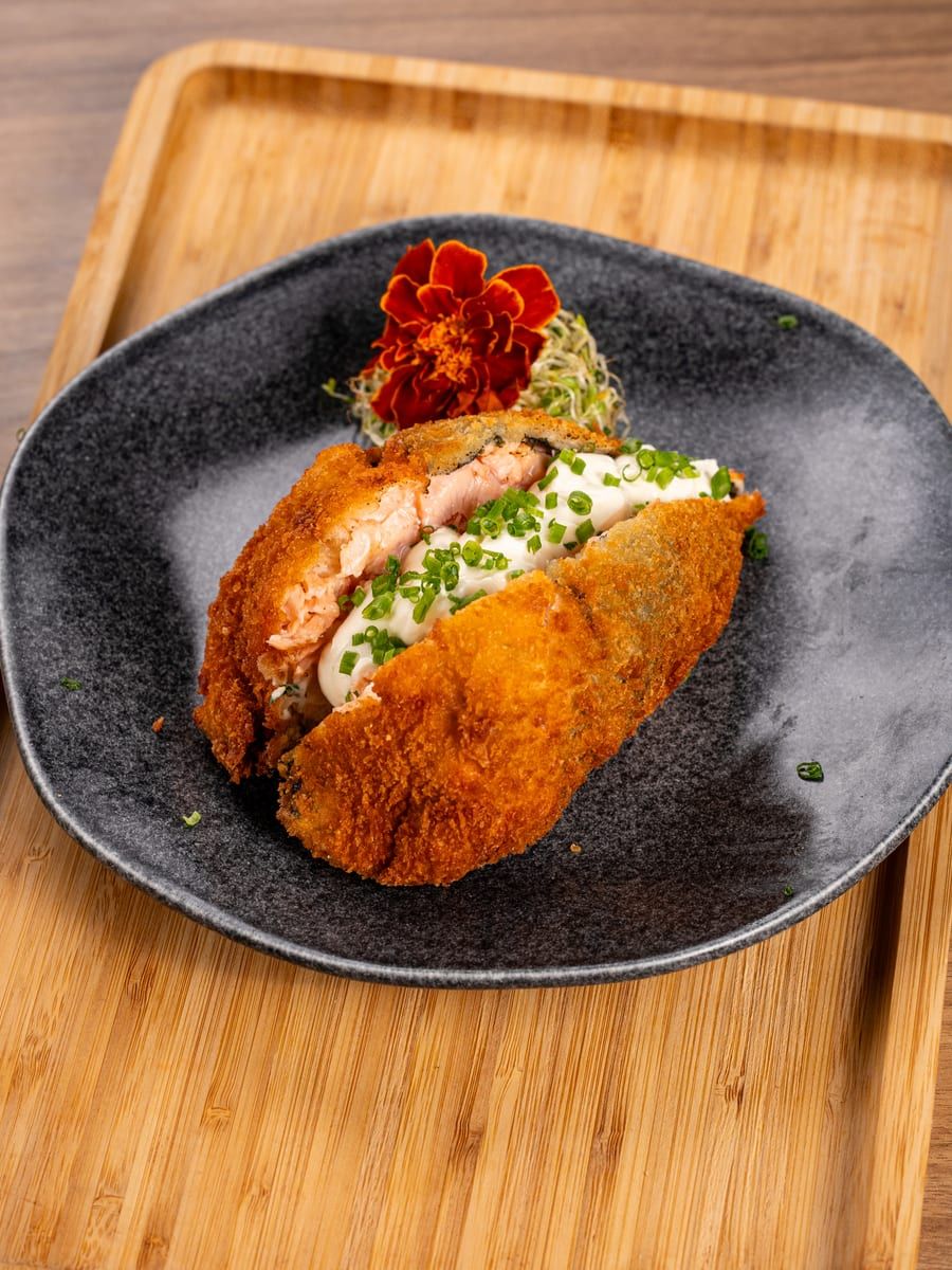Temaki empanado e frito, aberto, com recheio de salmão e cream cheese