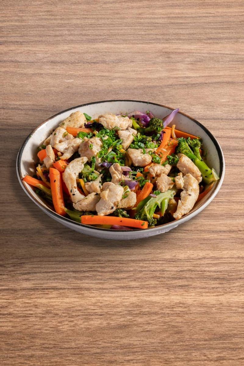 Yakissoba com pedaços de frango, cenoura e brócolis, em bowl de metal